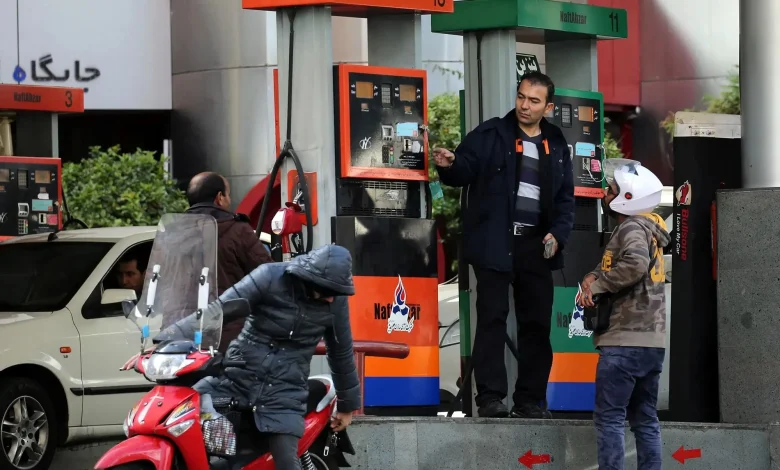 بنزین ۳ هزار تومانی با کارت شخصی / کارت سوخت جایگاه ها کم مشتری شد